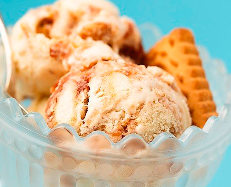Ванильное мороженое со сливовым джемом и бисквитным печеньем